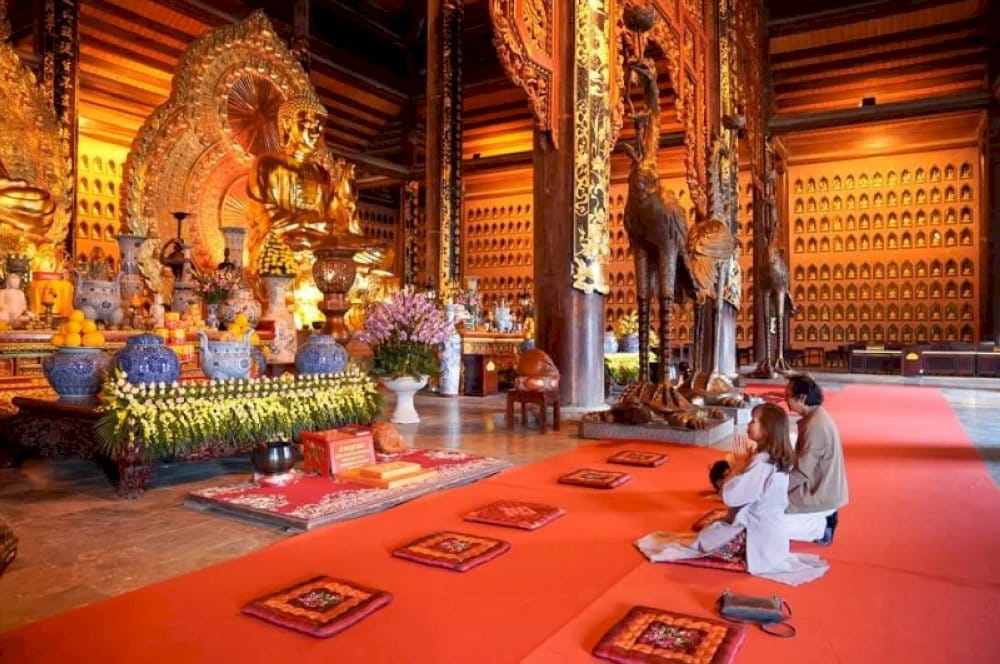 Visitors should dress respectfully, covering their shoulders and knees 